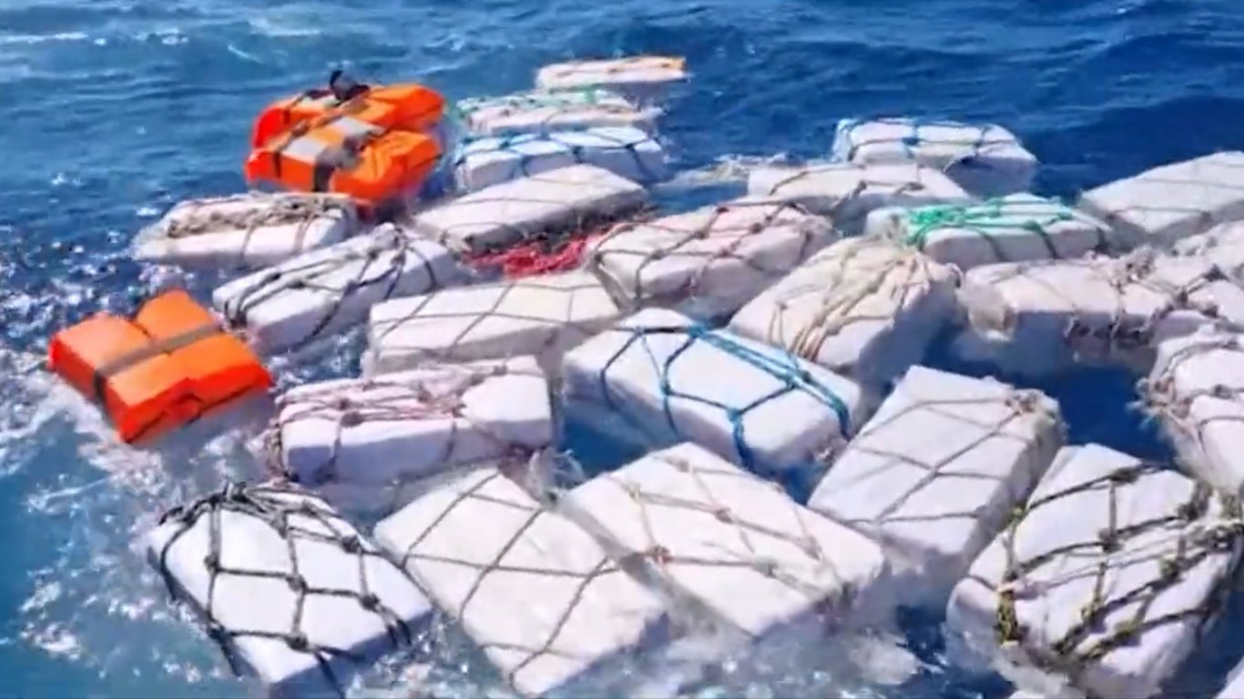 Заложническа криза на лодка с 2,3 тона кокаин в Атлантическия океан (видео)