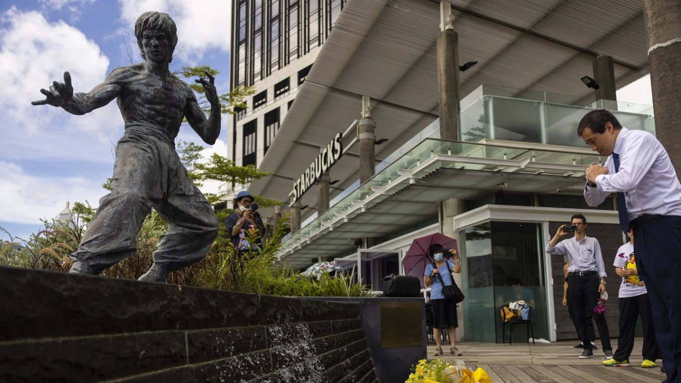 Емблематичната статуя на Брус Лий се завръща в парка на Мостар