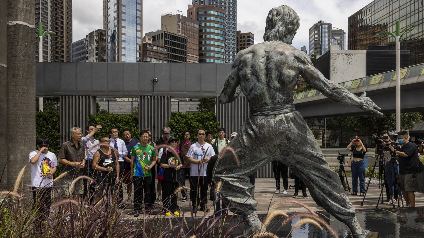 По случай 50-ата годишнината от смъртта на Брус Лий негови фенове се събраха пред статуята му в Хонконг 