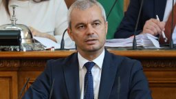 Костадинов нарече речта на Денков в ЕП "срам", пренаписал историята пред празна зала