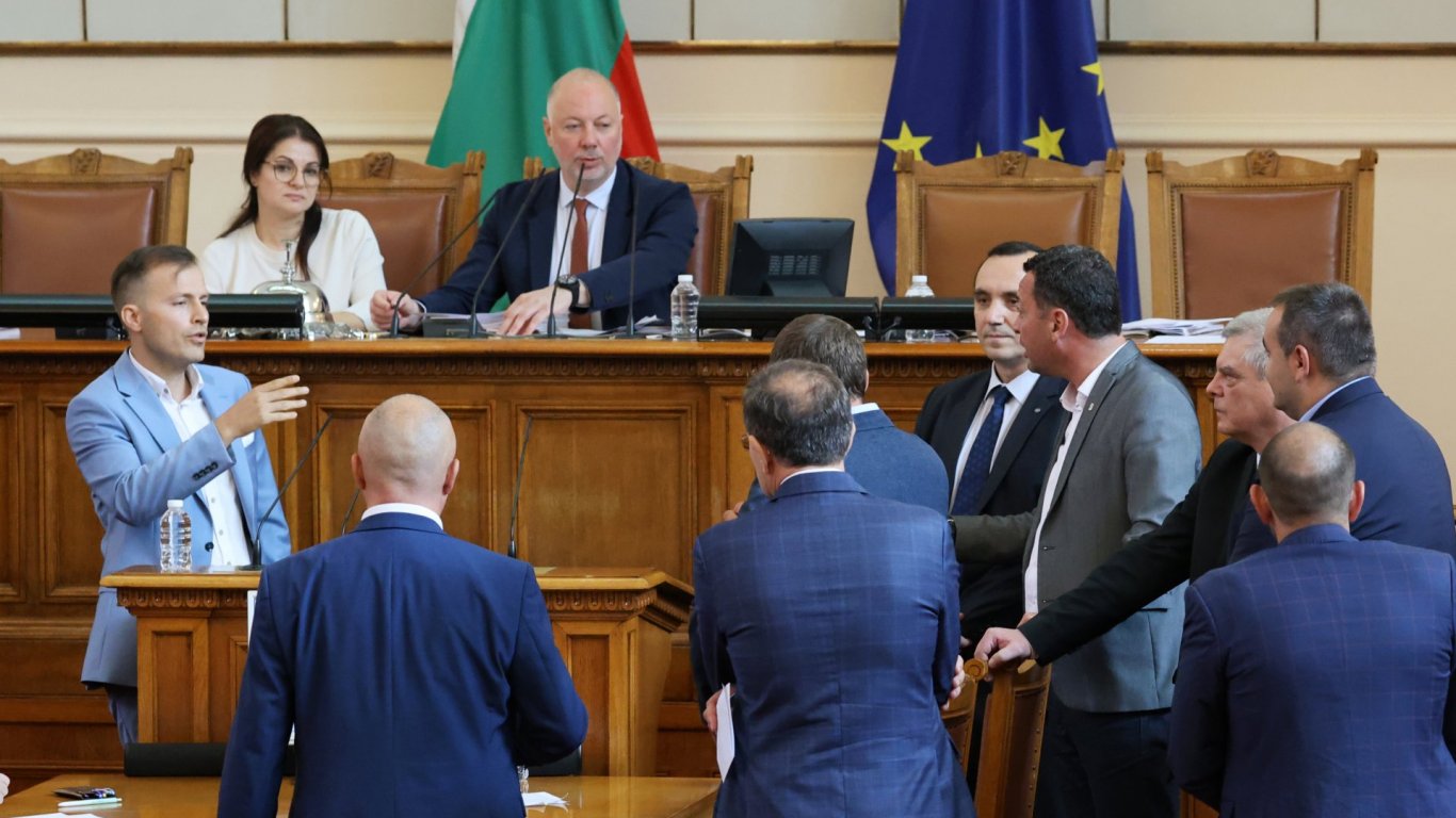 Желязков свика председателски съвет след над 2 ч. напрежение, а депутатите уточняват програмата 