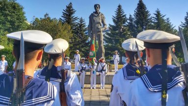 В навечерието на годишнината на церемония пред паметника на Вапцаров