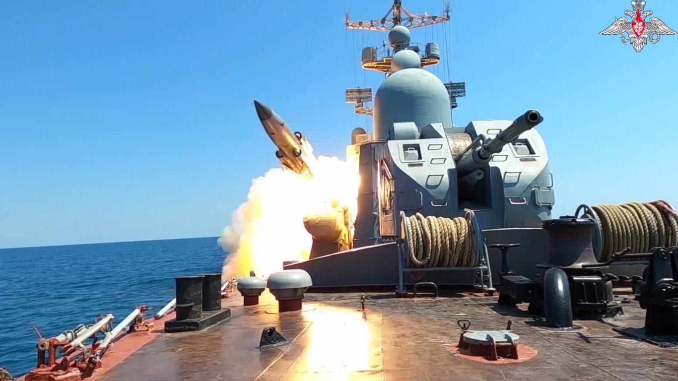 Руските ВМС извършиха учение с изстрелване на ракети по кораби в Черно море (видео)