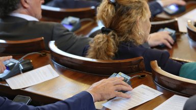 Против гласуваха от парламентарните групи на Възраждане и БСП а