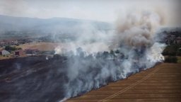 Голям пожар до жилищни постройки край жп линията в Пловдив