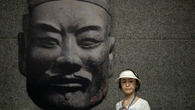 Същевременно въпросът за изграждането на експертен опит по отношение на