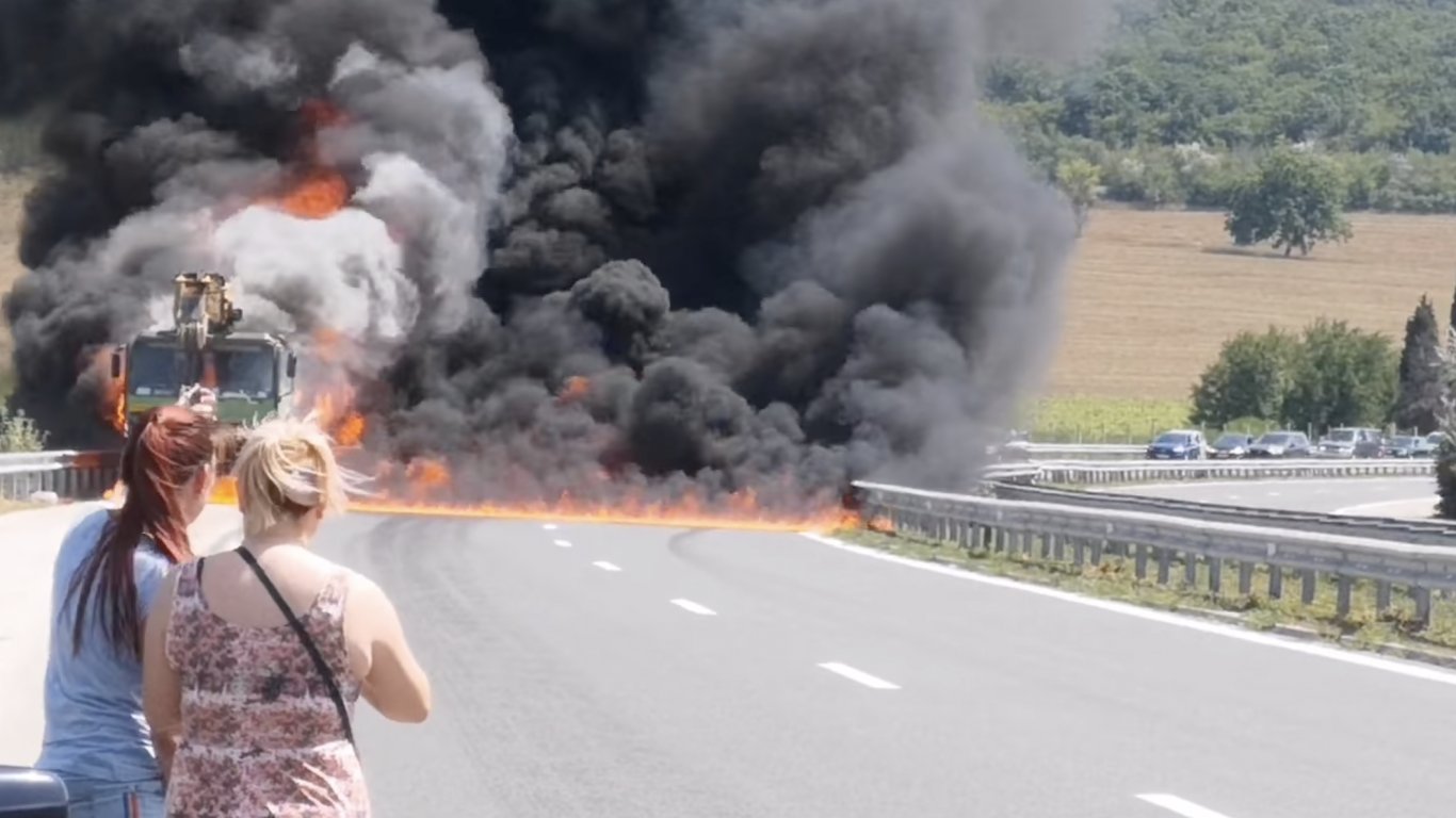 Горящ камион затвори АМ "Хемус", 7 катастрофи блокираха трафика в Бургаско (снимки)