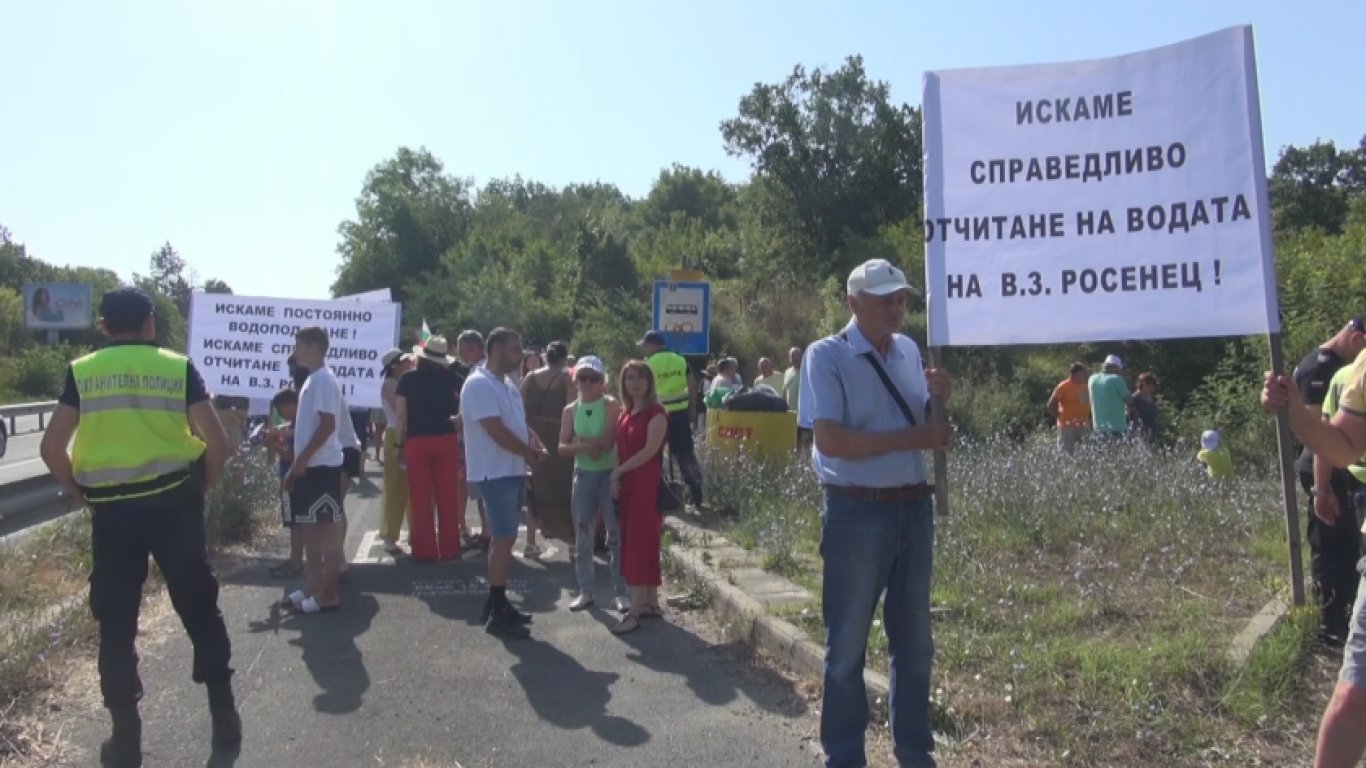 Протест на жители на вилна зона "Росенец" заради начислени високи сметки за вода