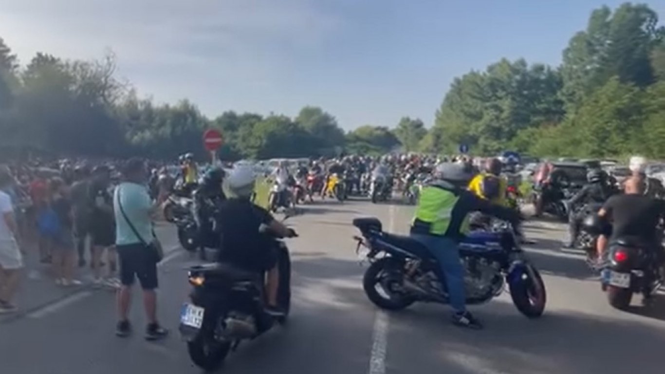 Мотористи и приятели затвориха пътя Плевен-Ловеч заради катастрофа с три жертви (видео)