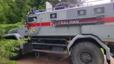 Нападателят бил забелязан от пазачи след като нахлул в необитаема