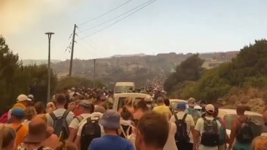 Chamas de 30 milhões engolfam casas e carros em Rodes, 30.000 pessoas já evacuadas