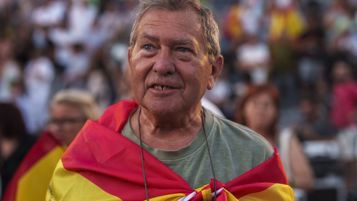 Испанците гласуват на предсрочни парламентарни избори, които могат да върнат крайната десница във властта