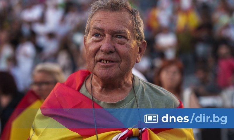 Същевременно досегашният премиер Педро Санчес и неговите социалисти се опитаха