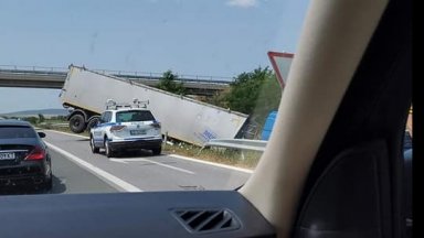 Километрично задръстване се е образувало на магистралата от Бургас в