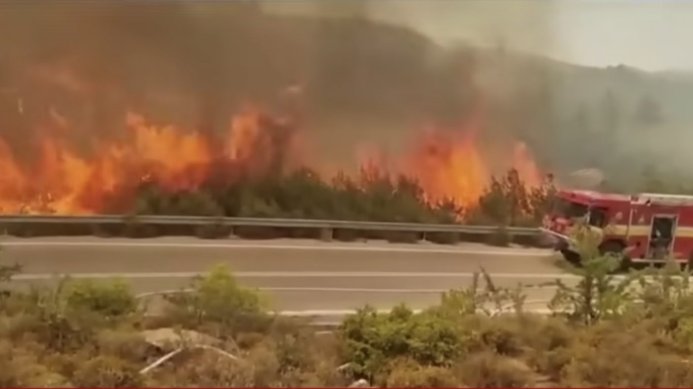 Българин за евакуацията в Родос: Изнасяха хора дори с камиони (видео)