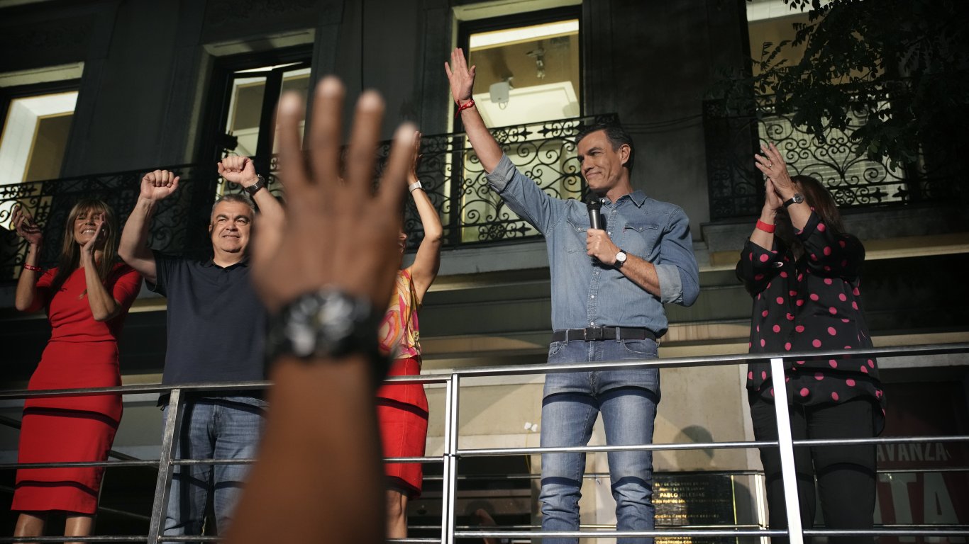 Консерваторите не успяха да свалят премиера социалист Педро Санчес