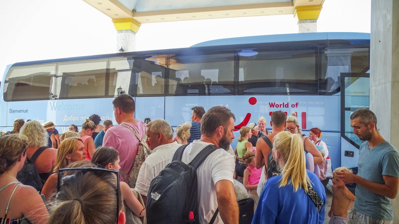 Заради пожарите в Гърция: На международното летище на Родос вече работи бюро за помощ на чужди граждани