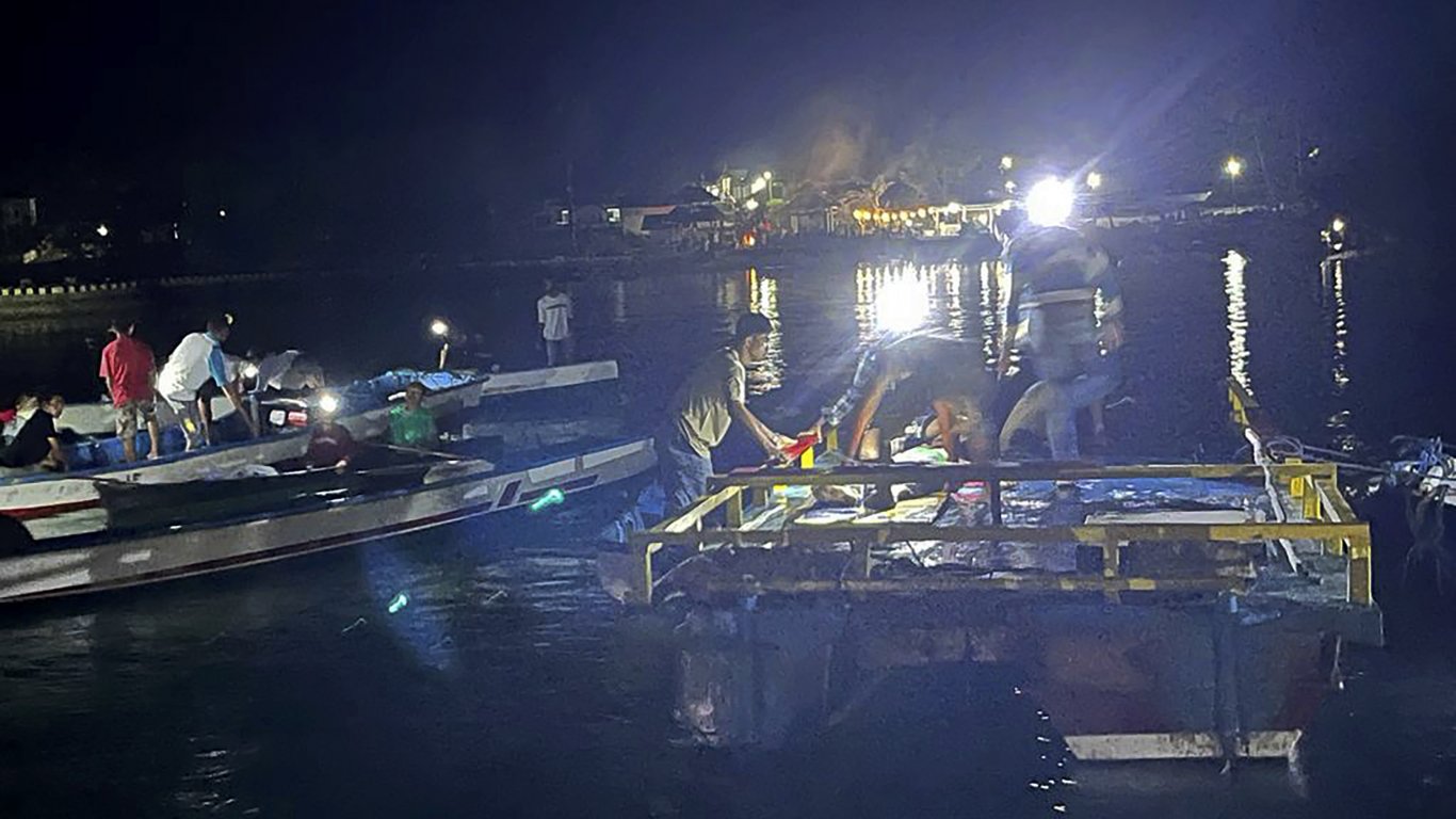 Ферибот потъна край индонезийския остров Сулавеси, най-малко 15 души загинаха