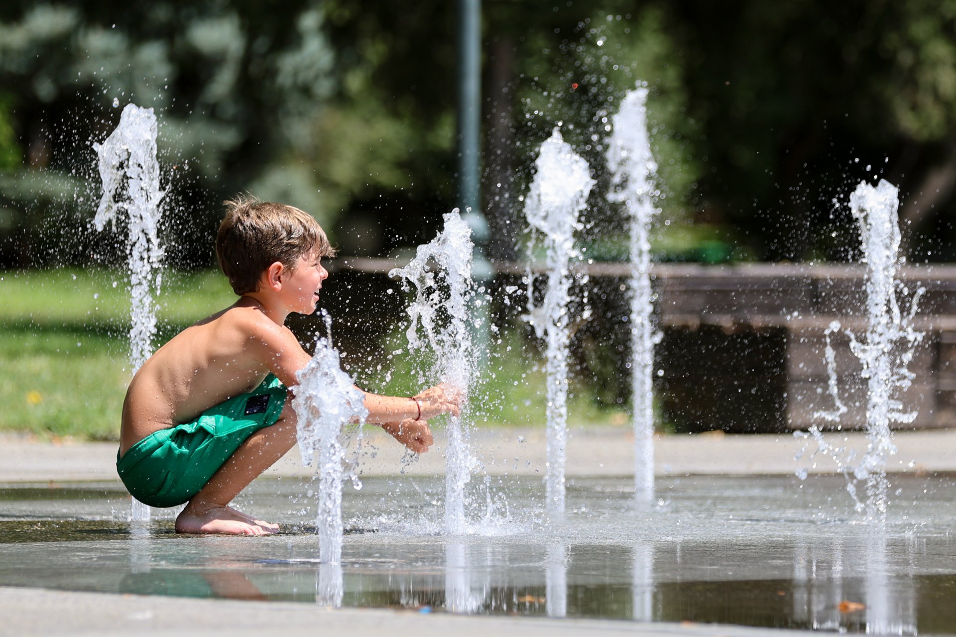 В пловдивските горещини дете си играе и разхлажда на Пеещите фонтани, 19 юли 2023 г.