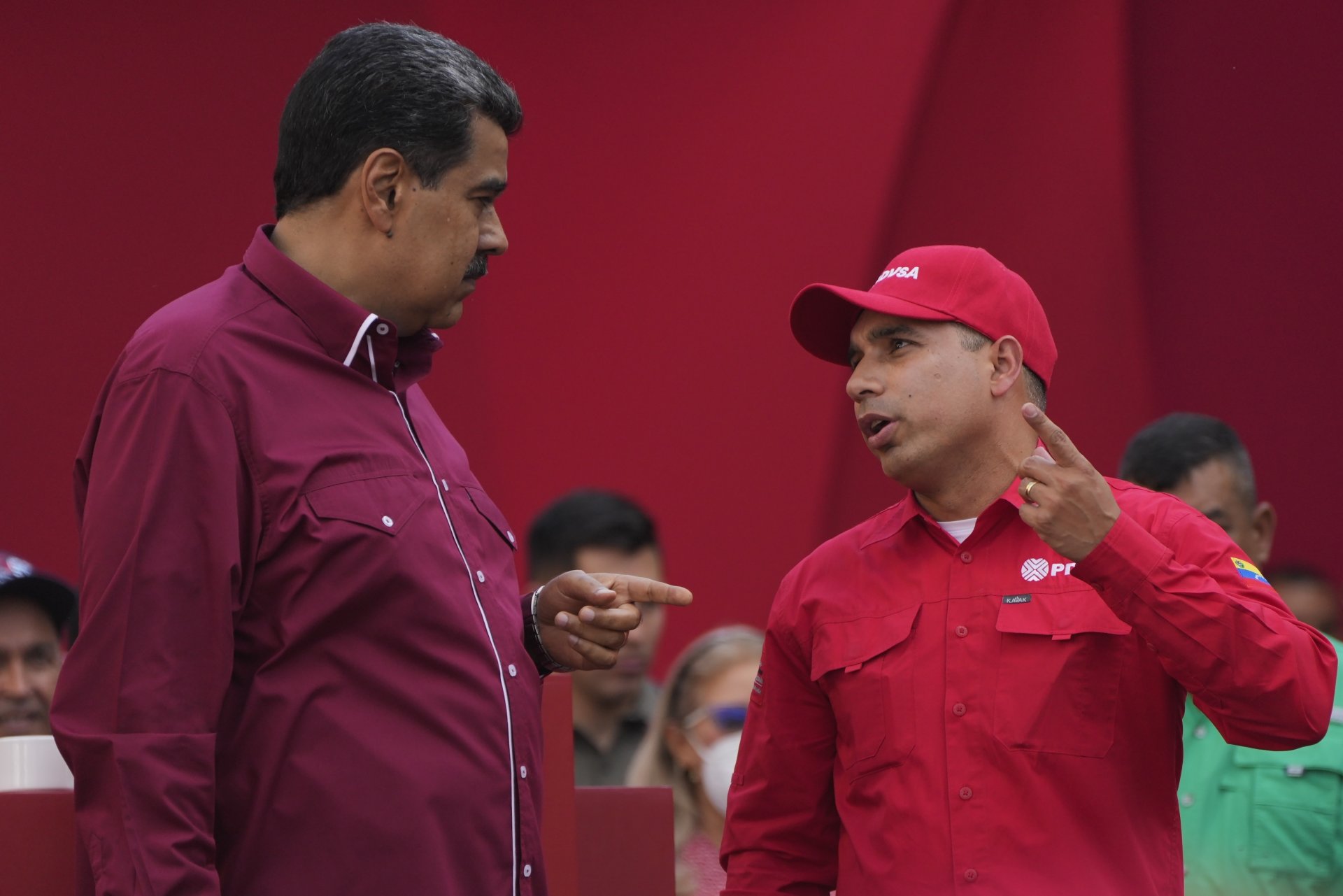 Министърът на петрола на Венецуела Педро Телечеа (вдясно) разговаря с президента Николас Мадуро
