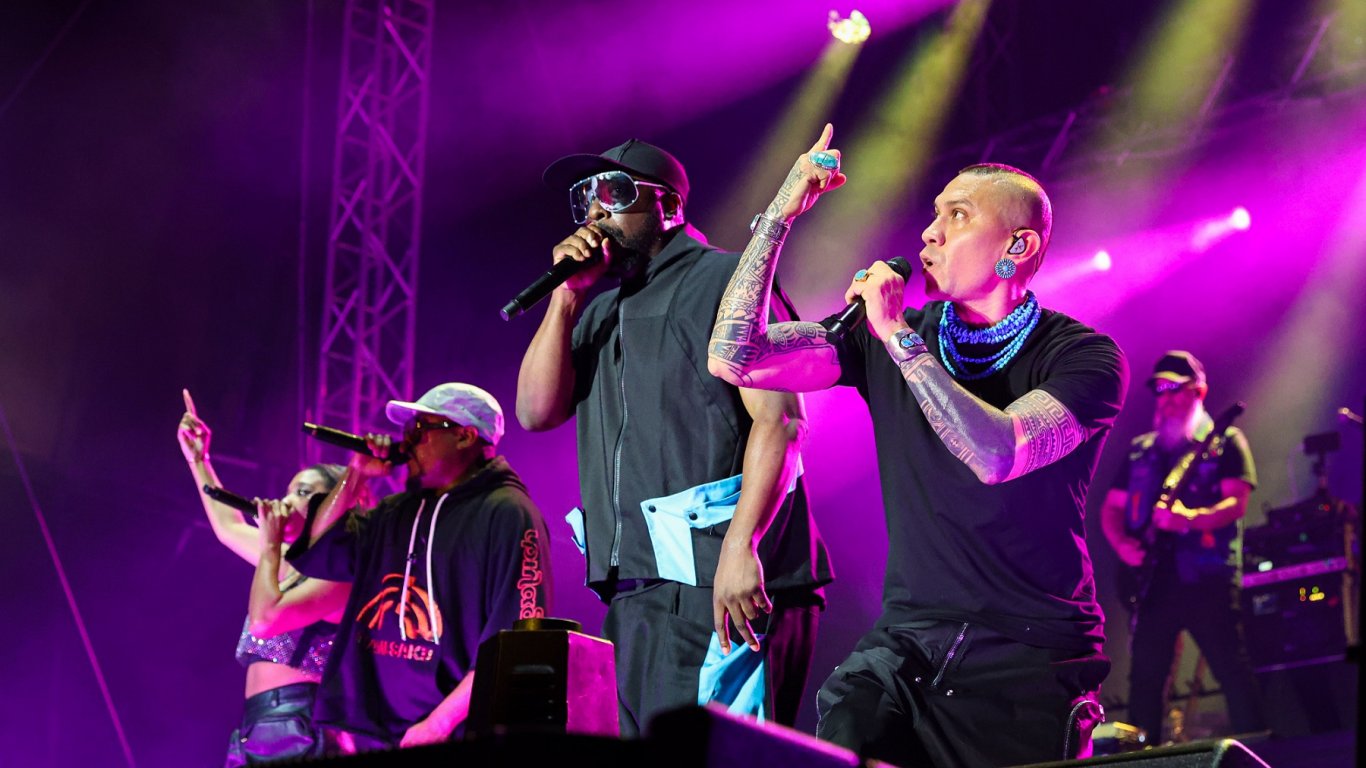 Пет хиляди души посрещнаха Black Eyed Peas в Бургас