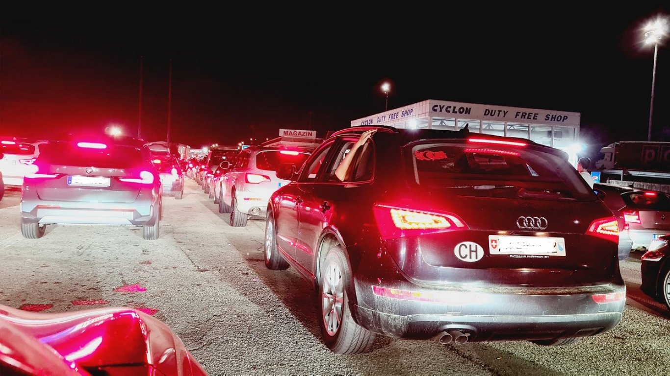 Кошмар на „Калотина“: Блокирани туристически автобуси и колони от чакащи автомобили