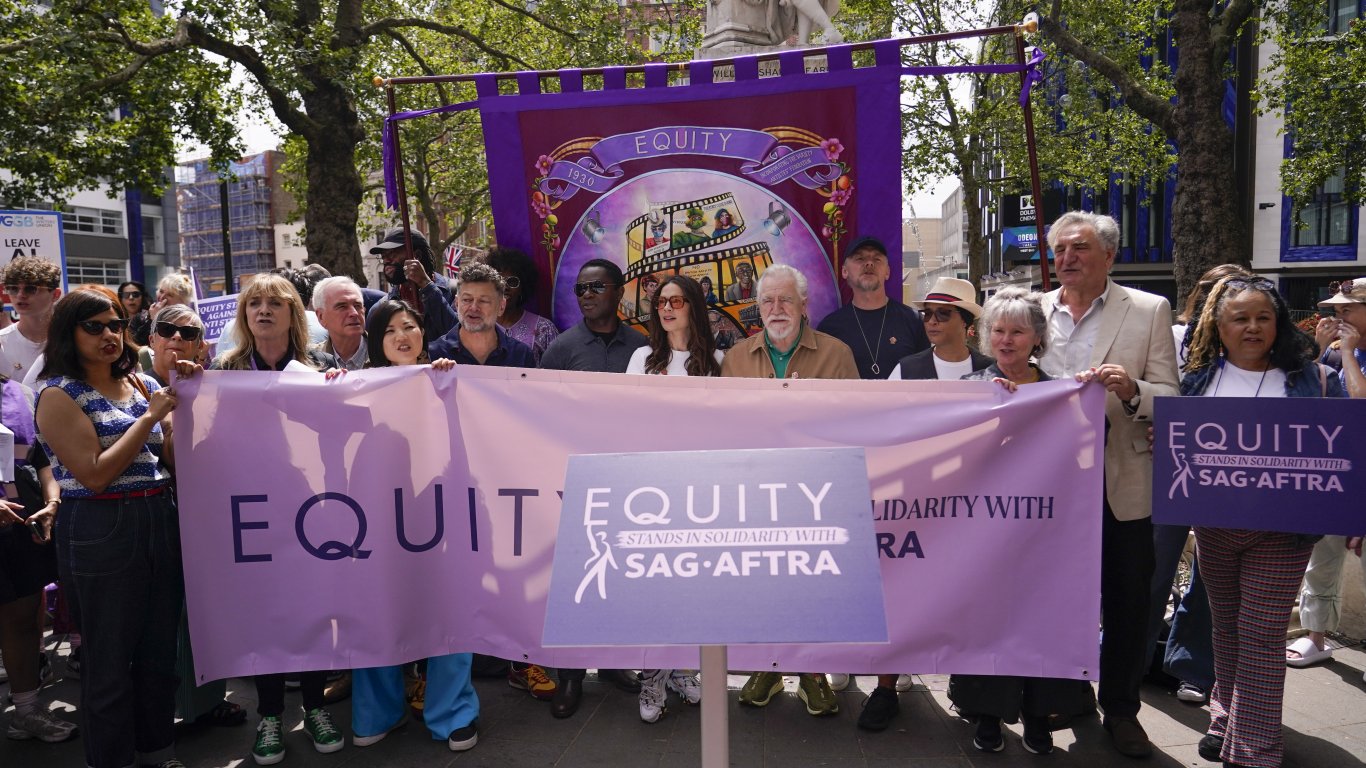 Британски актьори изразиха солидарност със стачкуващите си холивудски колеги