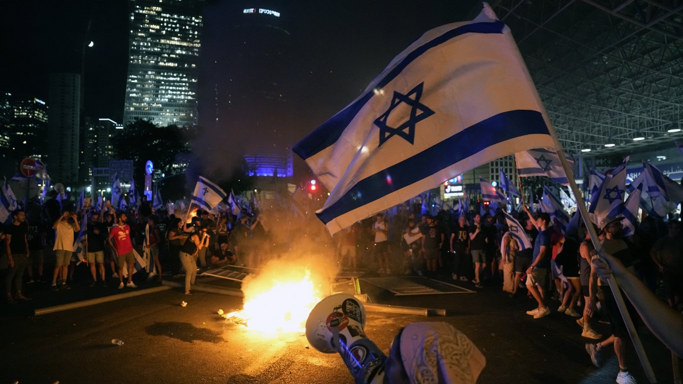 Мащабен протест в Израел след одобряването на ключов елемент от съдебната реформа (снимки)