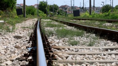 Вагон на товарен влак дерайлира край Варна, спряха движението