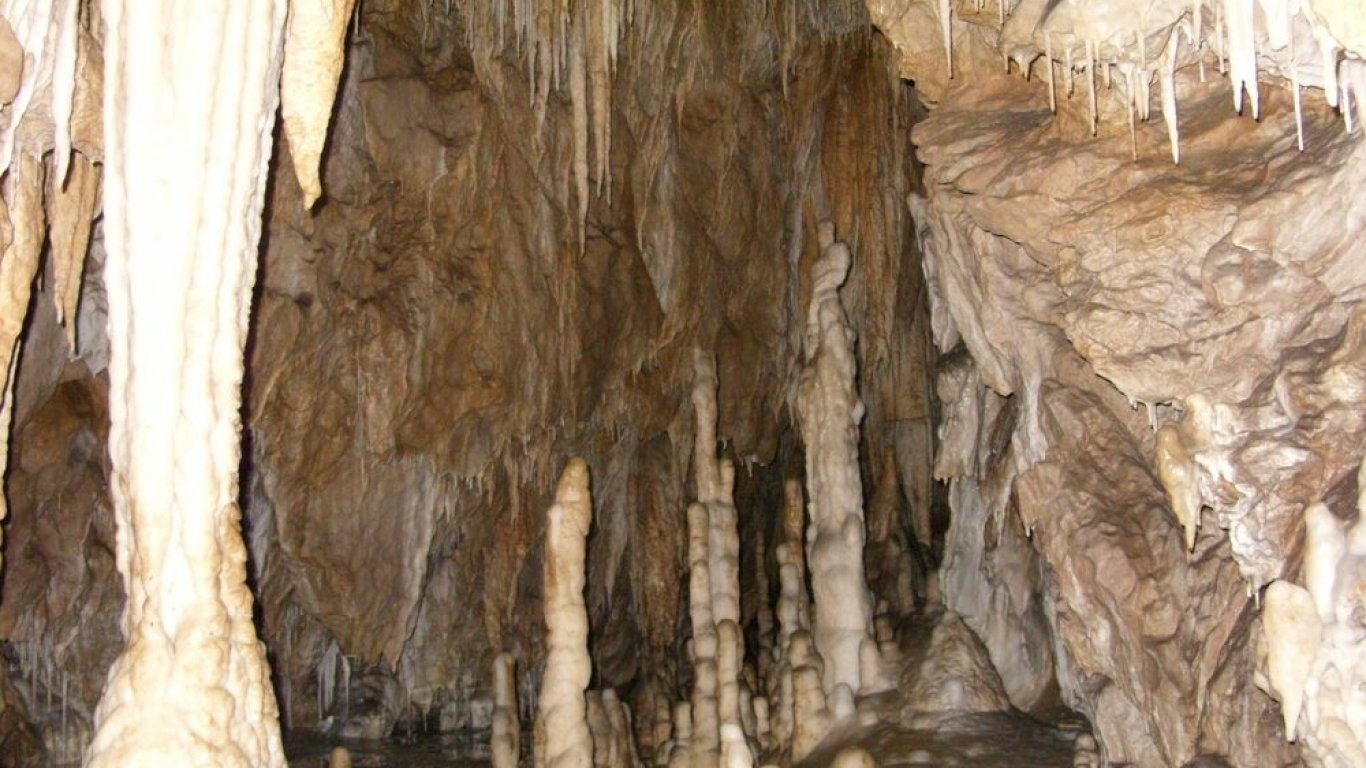 Заради жегите: Туристи търсят прохлада в Ягодинската пещера 