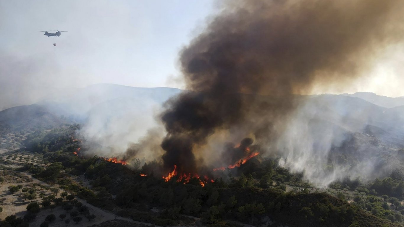 Самолет се разби при гасене на пожар в Гърция, пламъци избухнаха и край курорт в Анталия (видео)