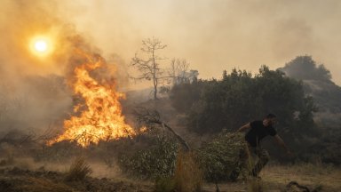 Туристите бягат от пожарите в Родос в най-голямата евакуация в историята на Гърция