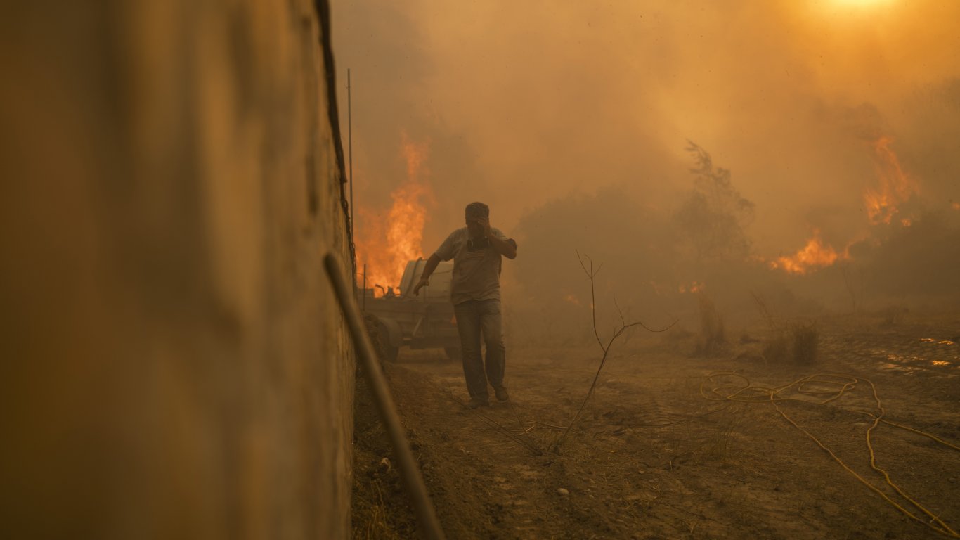 Евакуират жителите на 4 гръцки села на полуостров Пелопонес заради нов пожар