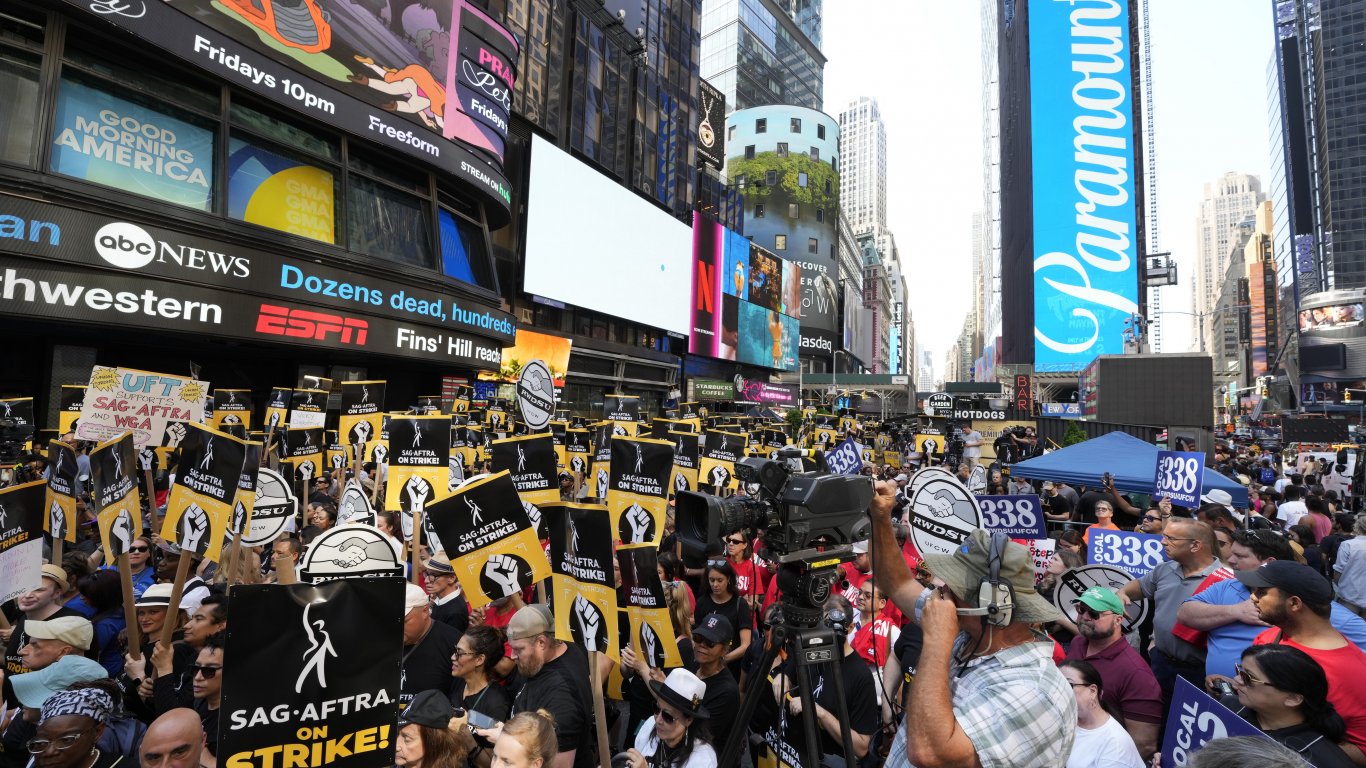 Холивудски звезди се включиха в нюйорксия митинг в подкрепа на профсъюза на актьорите