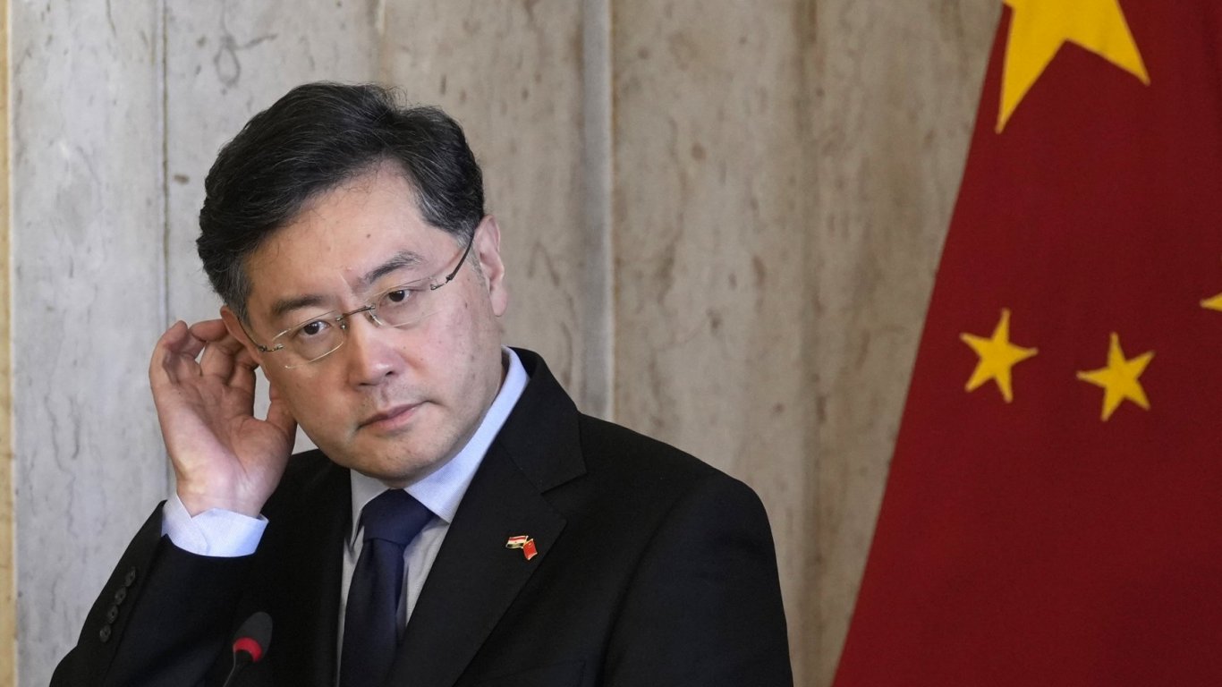 Как Западът гледа на внезапното уволнение на китайския външен министър