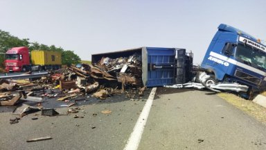 При инцидента пострадаха четирима души а магистралата остана затворена в