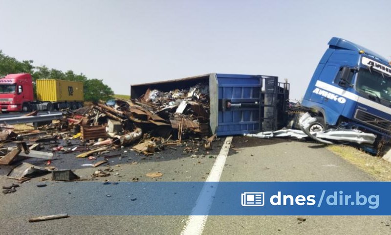 При инцидента пострадаха четирима души, а магистралата остана затворена в