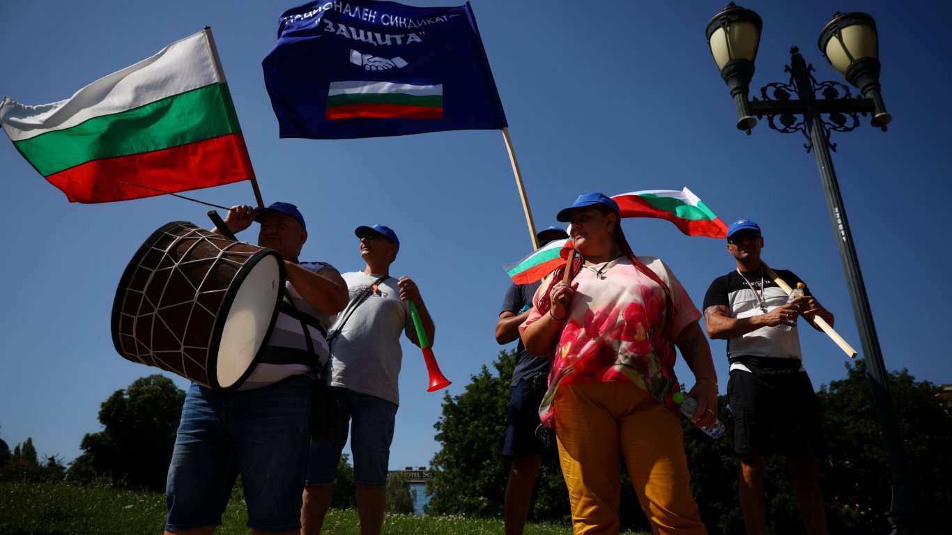 С тъпан да се чуят: Спешните медици отново протестират в центъра на София
