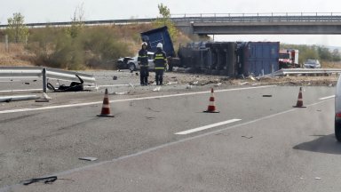 Заради спукана гума: Камион влезе в насрещното на "Тракия" и удари 3 коли, 4-ма са ранени (снимки)