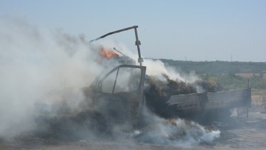 Камион със слама пламна в движение край Хасково, още на три места в областта гасят пожари (снимки)
