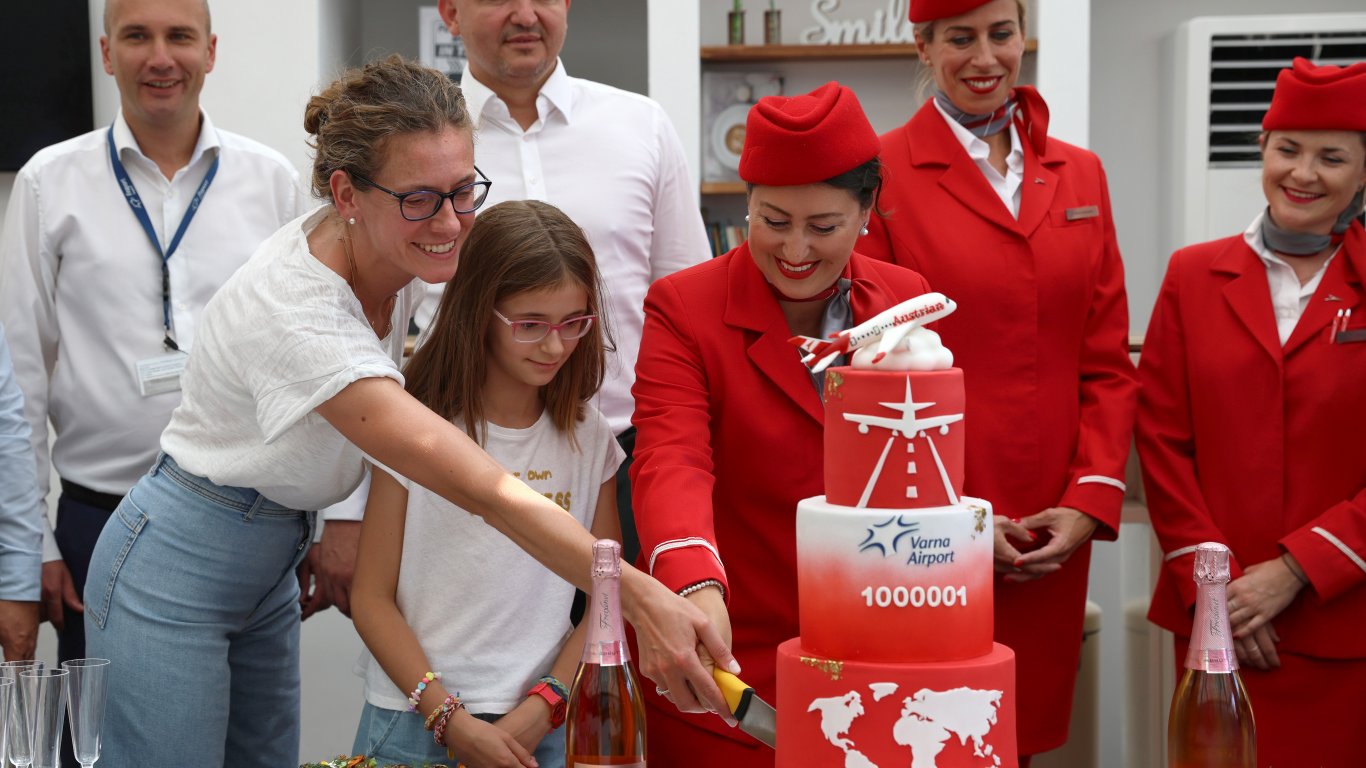 Логистик мениджър стана 1 000 001 пътник на летище Варна за годината (снимки)