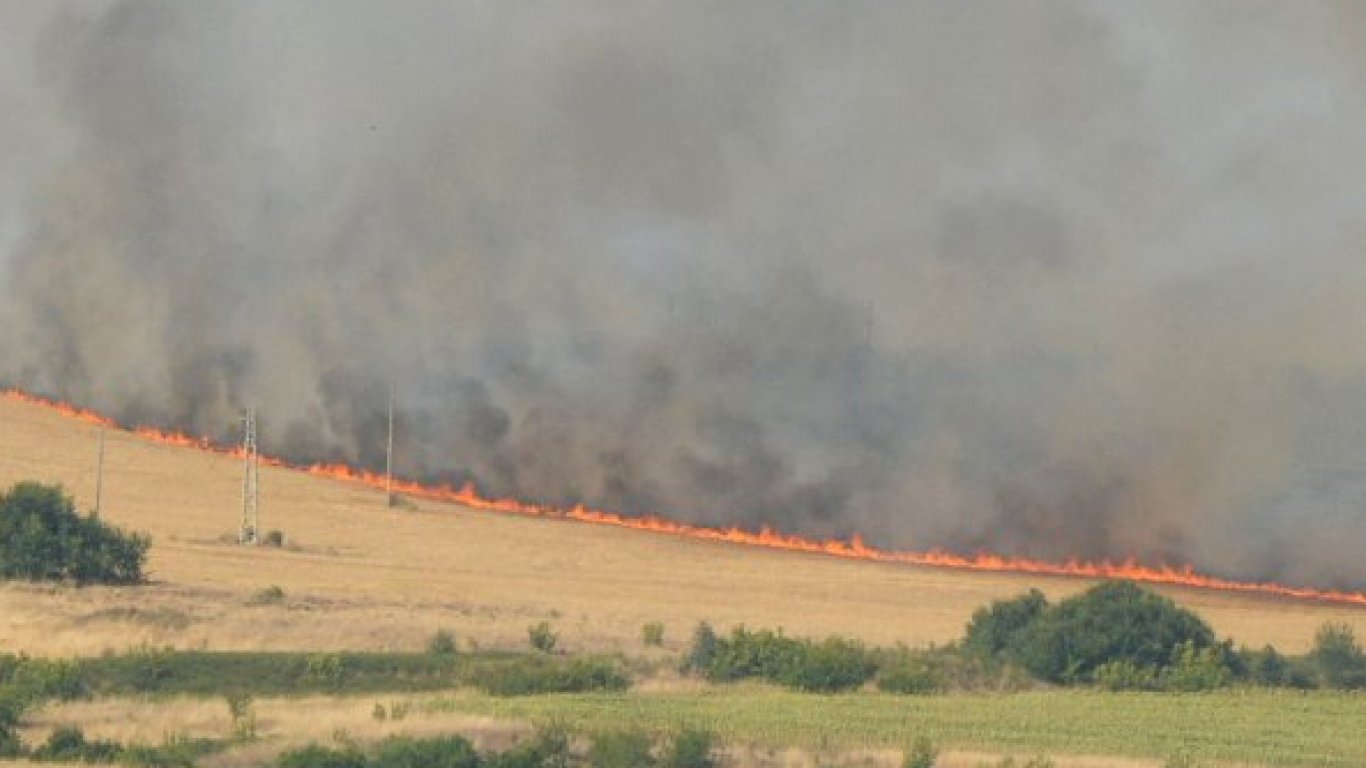Трети ден огнено бедствие в Хасковско: Най-големият пожар все още не е овладян