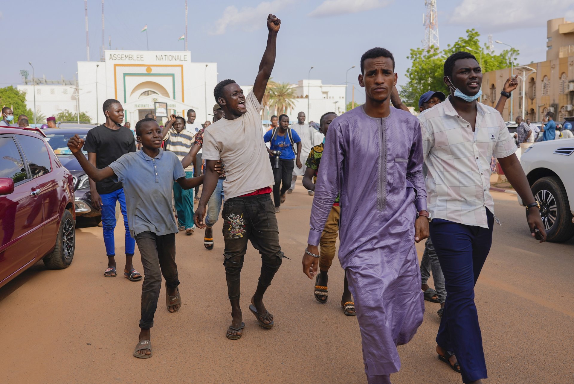 Поддръжници на нигерския президент Мохамед Базум демонстрират в негова подкрепа в Ниамей, Нигер