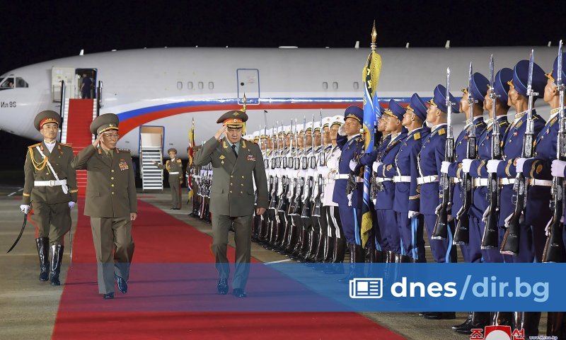 Ким проведе приятелски разговор с Шойгу, който му връчи подписано