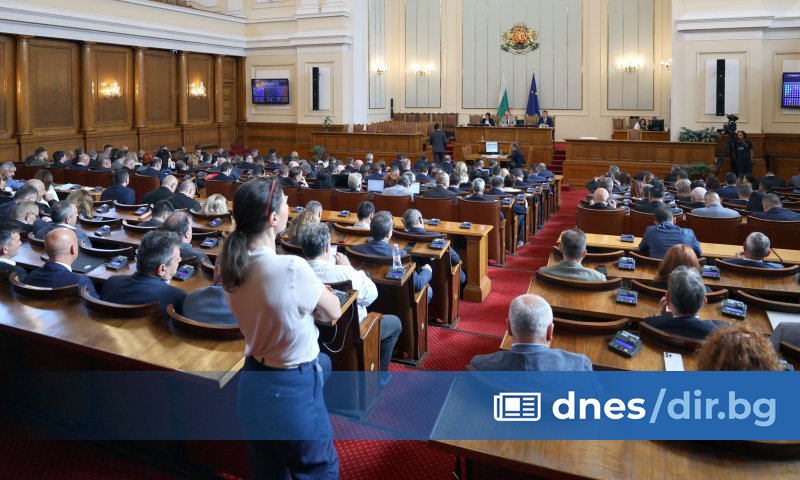 В началото на пленарното заседание в четвъртък, народните представители започнаха работа първо