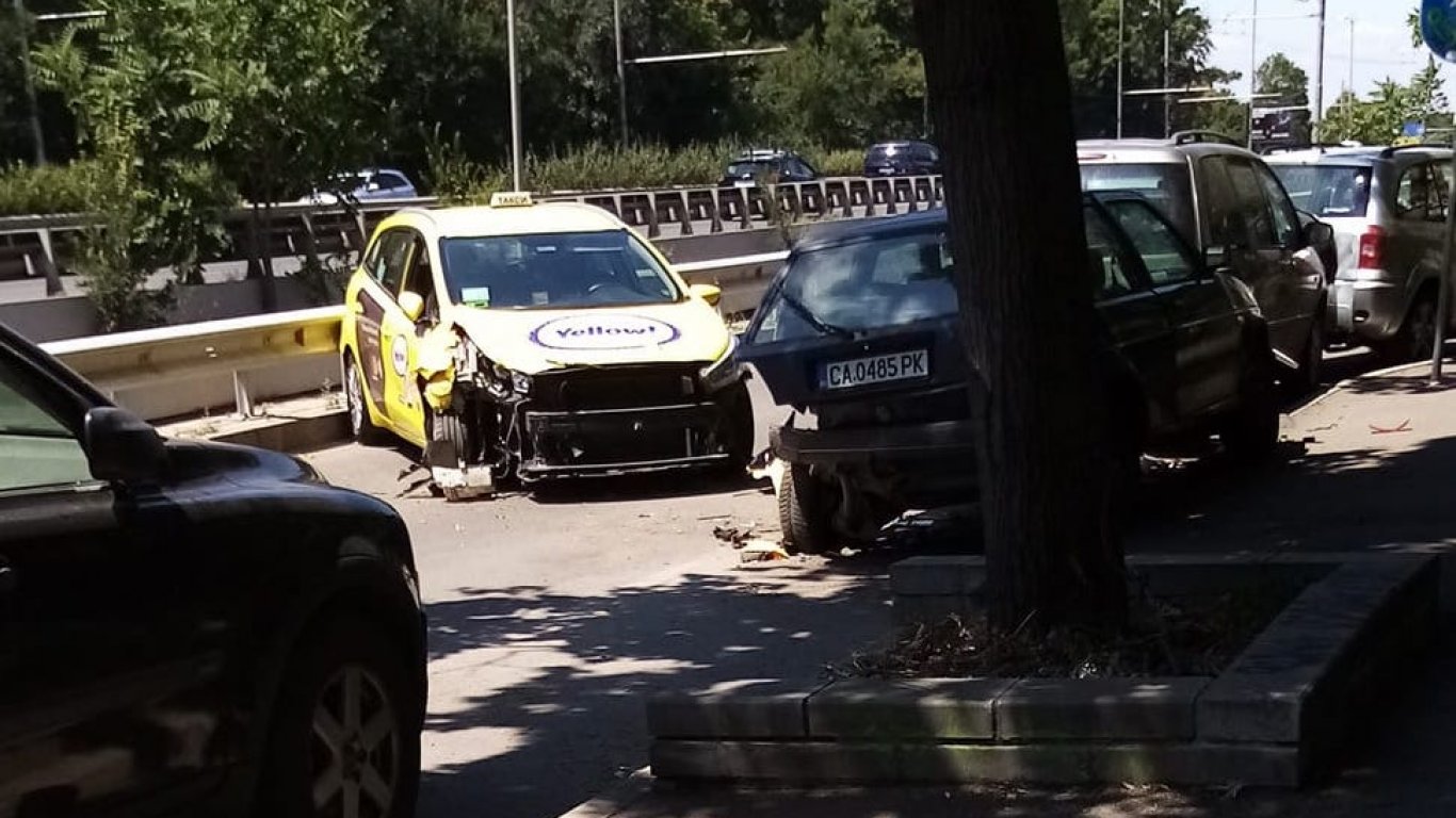 Такси удари 3 паркирани коли на "Цариградско шосе" в София