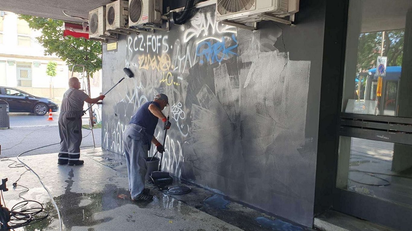Започна почистването от графити и драсканици в София (снимки)