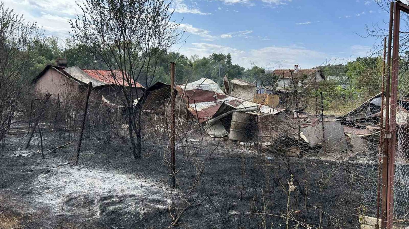 Пожар изпепели временни постройки във вилната зона на Хисаря (снимки)