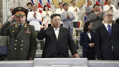 Ким Чен Ун показа ракети и дронове на Шойгу и Ли Хунчжун на нощен военен парад в Пхенян (снимки)