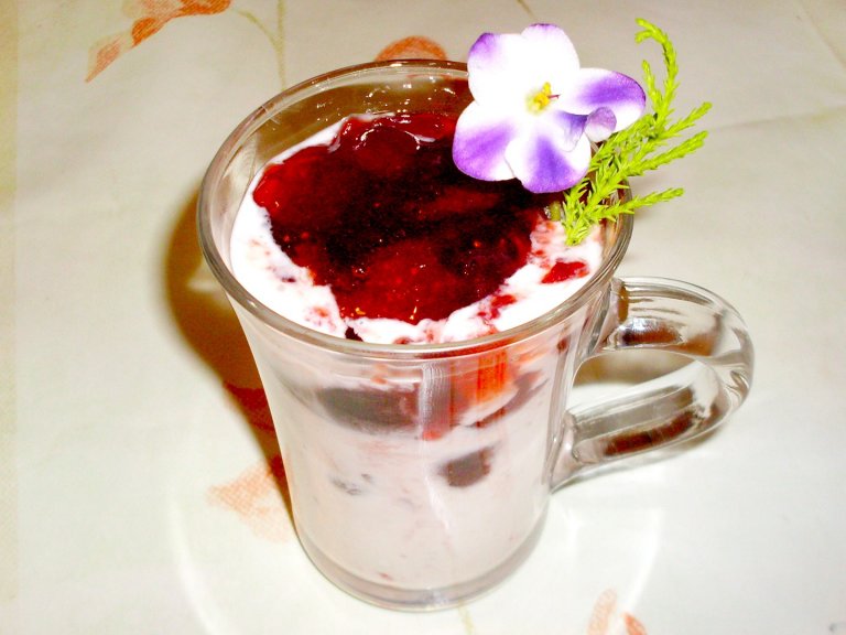Домашен ванилов сладолед с ягоди